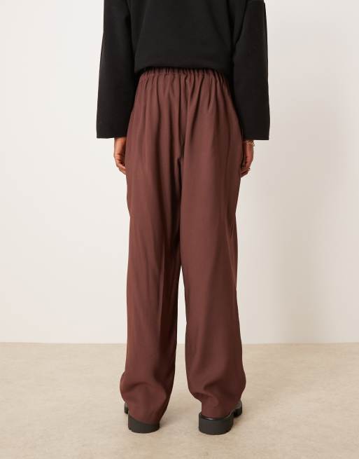 Pantalones de vestir marrones de pernera ancha con doble pinza y elástico en la parte trasera de ASOS DESIGN, 5 de 5
