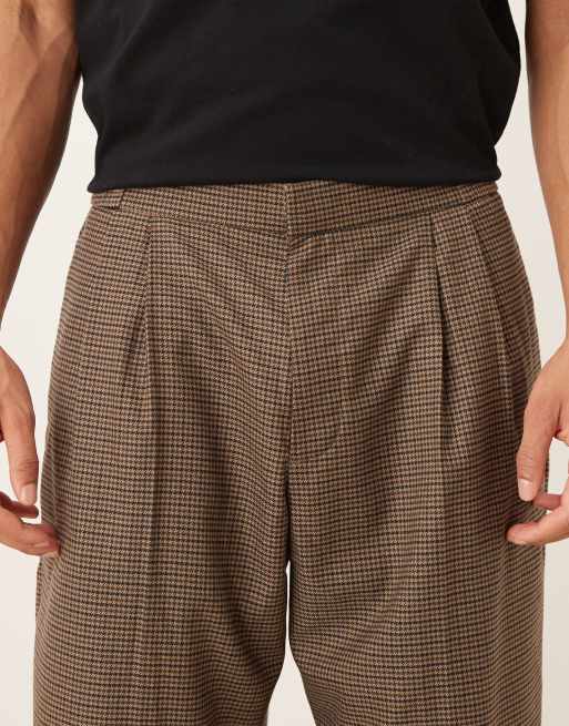 Pantalones de vestir marrones de pernera ancha con estampado de pata de gallo y media cinturilla elástica de ASOS DESIGN, 5 de 5