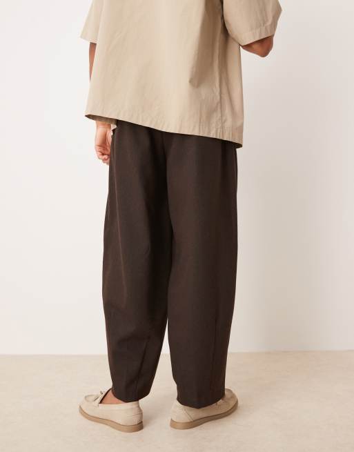 Pantalones de vestir marrones de pernera barrel ancha con patrón de espiga de mezcla de lana de ASOS DESIGN, 3 de 5