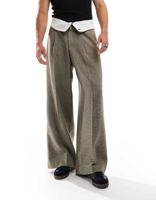 Pantalones de vestir marrones microtexturizados de pernera suelta con cinturilla en contraste de ASOS DESIGN