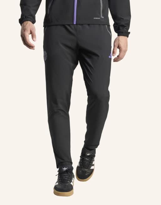 Pantalones de viaje negros y morado neón con diseño del Manchester United Tiro 25 Competition Vis Tech Travel de adidas Performance