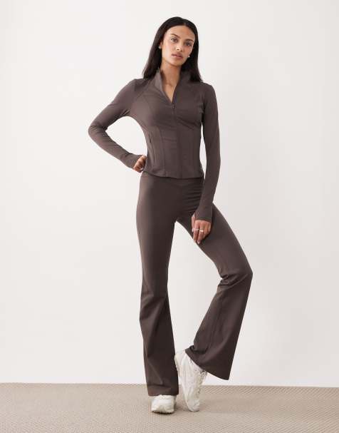 Pantalones de yoga marrón moca de corte acampanado con detalle cruzado DayFlex de TALA - view 1