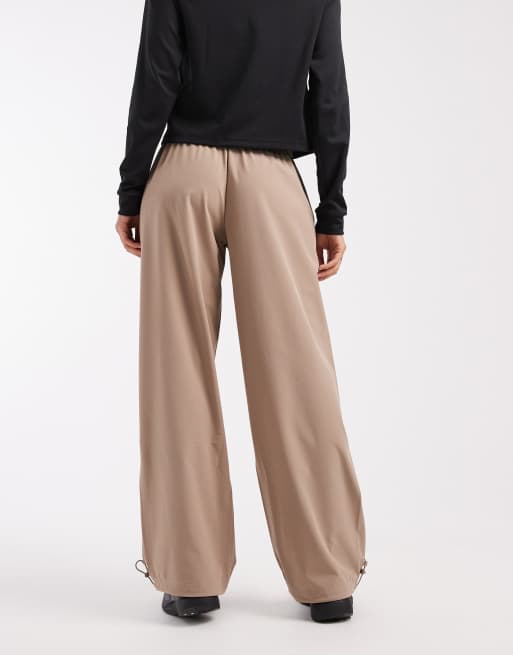 Pantalones deportivos marrón tiza de tejido liso Workout Essentials de adidas Performance, 3 de 5
