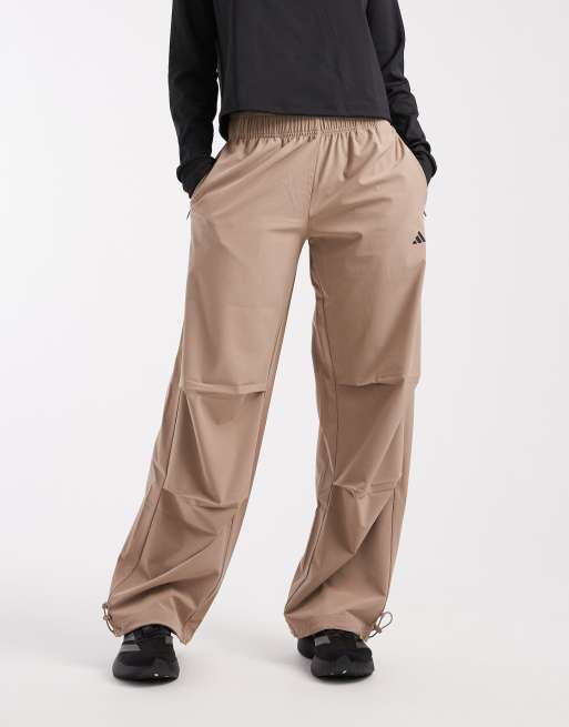 Pantalones deportivos marrón tiza de tejido liso Workout Essentials de adidas Performance, 5 de 5