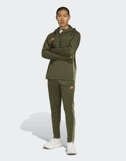 Pantalones deportivos verde campaña y verde cargo nocturno básicos Tiro 25 Essentials Winterized de adidas Performance, 2 de 4