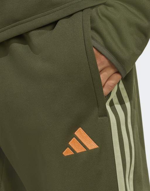 Pantalones deportivos verde campaña y verde cargo nocturno básicos Tiro 25 Essentials Winterized de adidas Performance, 3 de 4