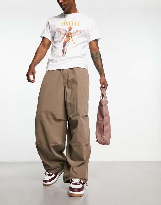 Pantalones estilo paracaidista extragrande con lavado marrón de ASOS DESIGN