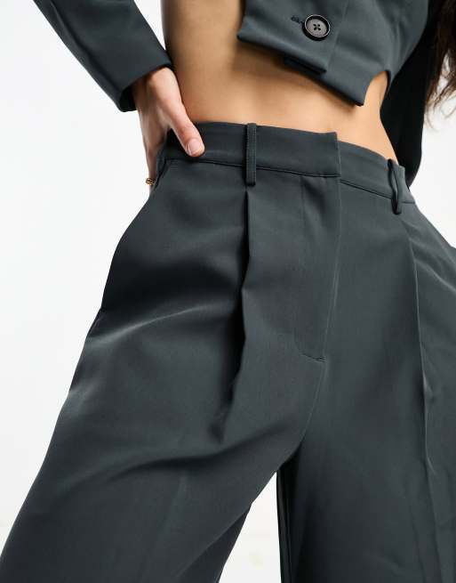 Pantalones gris carbón de pernera ancha con pinzas delanteras de ASOS DESIGN, 2 de 4