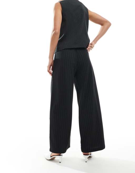 Pantalones gris carbón de pernera ancha con raya diplomática de crepé de punto liso de Vero Moda Petite, 2 de 5