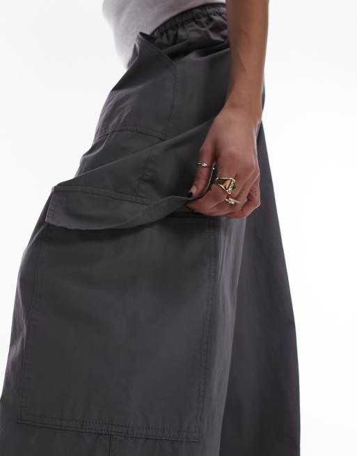 Pantalones gris carbón de pernera ancha sin cierres con bolsillos cargo de Topshop, 2 de 5