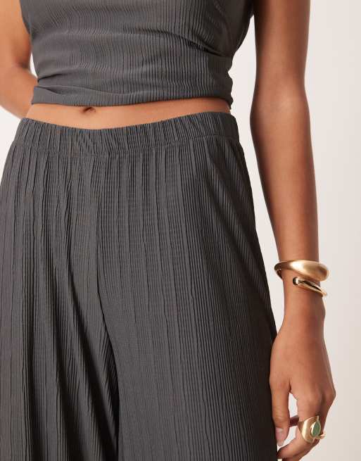 Pantalones gris carbón plisados de pernera recta de malla de ASOS DESIGN (parte de un conjunto), 4 de 5