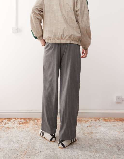 Pantalones gris carbón unisex sin cierres de pernera ancha con raya diplomática de Reclaimed Vintage , 2 de 5