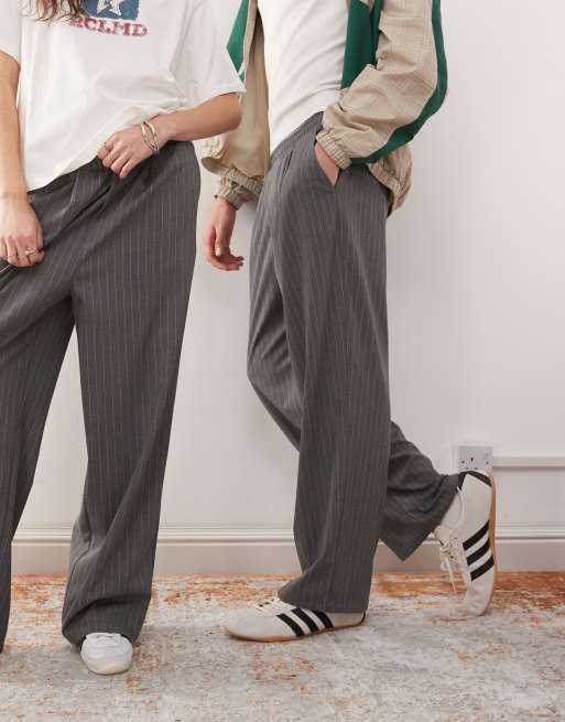 Pantalones gris carbón unisex sin cierres de pernera ancha con raya diplomática de Reclaimed Vintage , 5 de 5