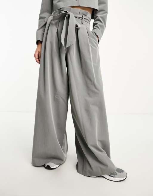 Pantalones gris claro con cintura paperbag y cinturón de ASOS DESIGN (parte de un conjunto), 4 de 4
