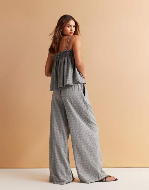 Pantalones gris lavado de pernera ancha con cintura fruncida y bordado inglés de ASOS DESIGN (parte de un conjunto), 3 de 4
