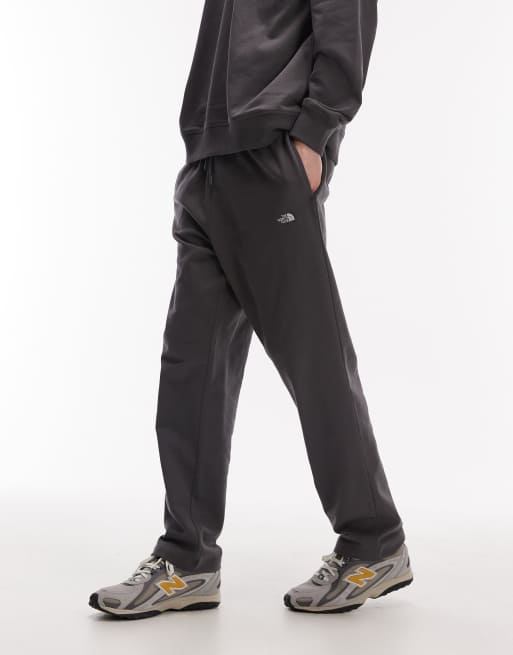 Pantalones gris oscuro básicos ligeramente extragrandes con logo de The North Face, 3 de 5