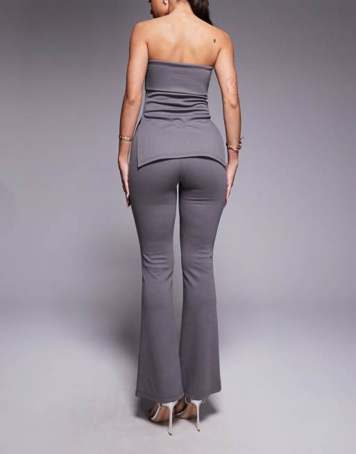 Pantalones gris oscuro de corte slim acampanado de punto de sarga de ASOS DESIGN (parte de un conjunto), 2 de 5
