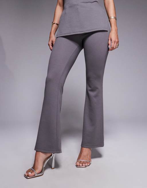 Pantalones gris oscuro de corte slim acampanado de punto de sarga de ASOS DESIGN (parte de un conjunto), 3 de 5