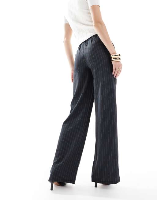 Pantalones gris oscuro de pernera ancha con raya diplomática de JDY Tall, 5 de 5