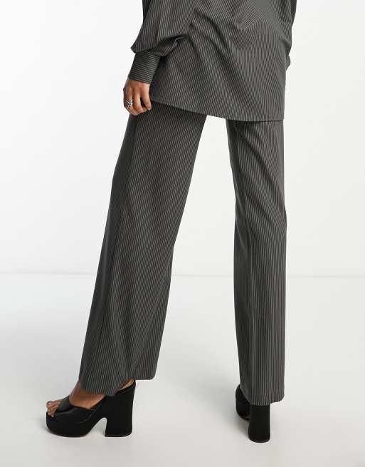 Pantalones gris pizarra de pernera muy ancha con raya diplomática de Extro & Vert Tall (parte de un conjunto), 4 de 4