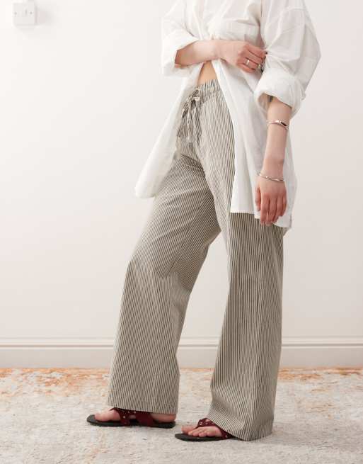 Pantalones grises a rayas de pernera ancha con lazada delantera de Noisy May Petite, 3 de 5