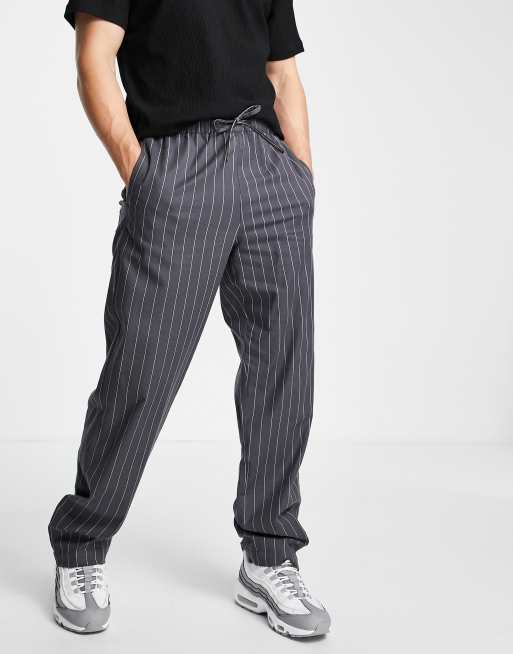 Pantalones grises abombados con raya diplomática de ASOS DESIGN