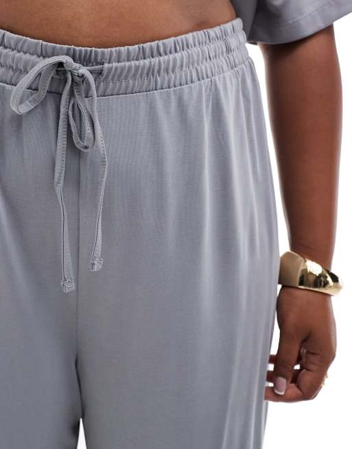 Pantalones grises ceñidos de pernera ancha de tejido muy suave de PIECES Curve (parte de un conjunto), 3 de 5