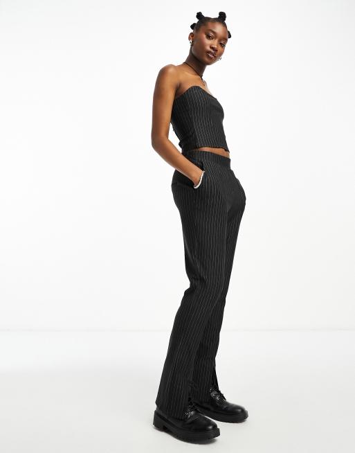 Pantalones grises con detalle de costuras y raya diplomática de Noisy May (parte de un conjunto)