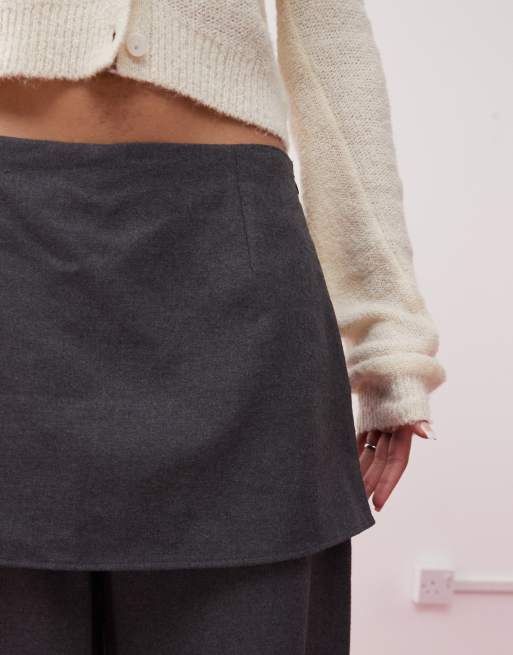 Pantalones grises con minifalda superpuesta de Reclaimed Vintage, 3 de 5
