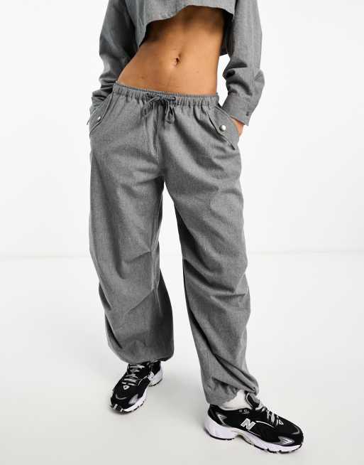 Pantalones grises de estilo paracaidista de tejido cepillado de ASOS DESIGN (parte de un conjunto), 2 de 4