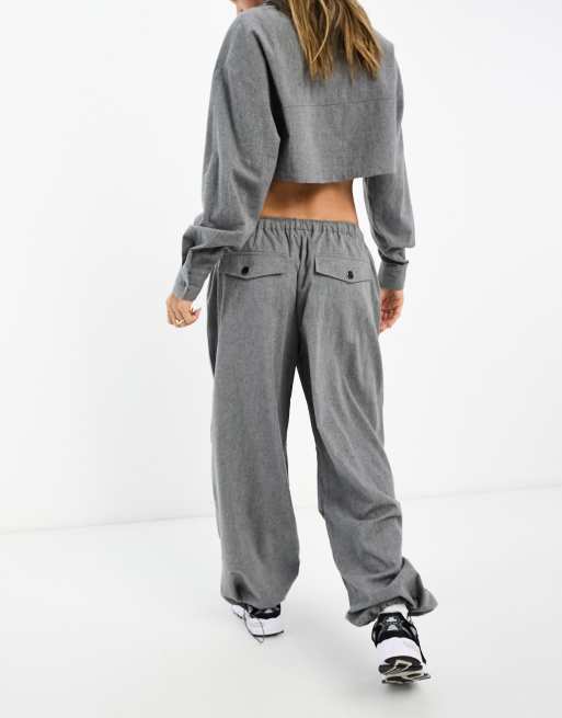 Pantalones grises de estilo paracaidista de tejido cepillado de ASOS DESIGN (parte de un conjunto), 3 de 4