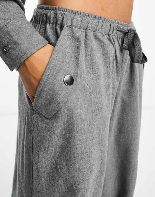 Pantalones grises de estilo paracaidista de tejido cepillado de ASOS DESIGN (parte de un conjunto), 4 de 4