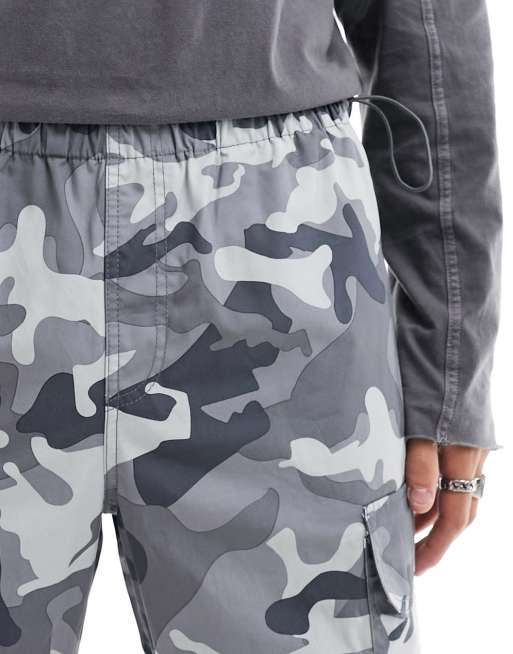 Pantalones grises de pernera ancha con estampado de camuflaje de ASOS DESIGN, 2 de 5