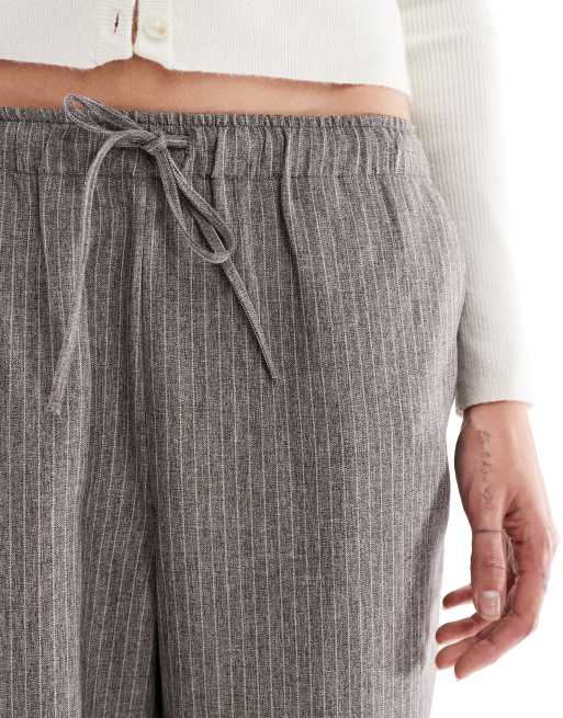 Pantalones grises de pernera ancha con raya diplomática de ONLY Tall, 5 de 5