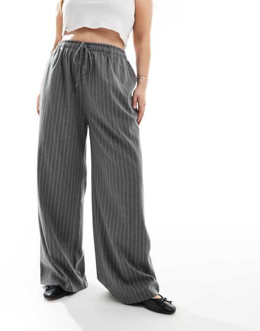 Pantalones grises de pernera ancha con raya diplomática y cordón ajustable exclusivos de In The Style Plus x Perrie Sian, 3 de 5
