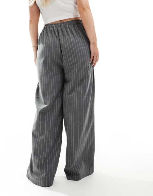 Pantalones grises de pernera ancha con raya diplomática y cordón ajustable exclusivos de In The Style Plus x Perrie Sian, 4 de 5