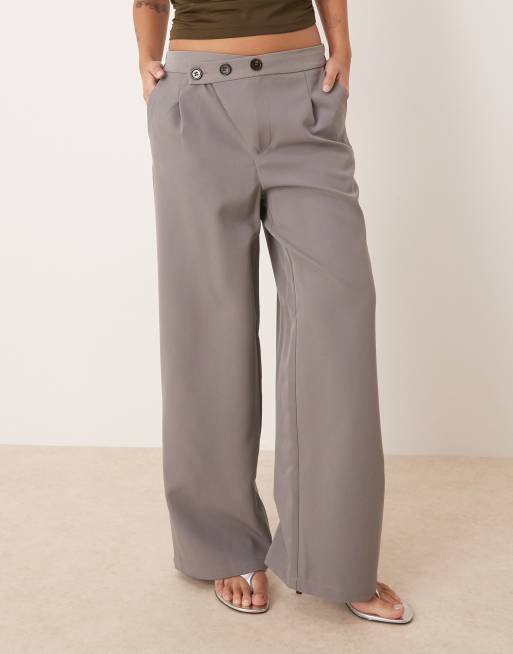 Pantalones grises de pernera ancha con tapeta de botones asimétrica de JDY Petite, 3 de 5