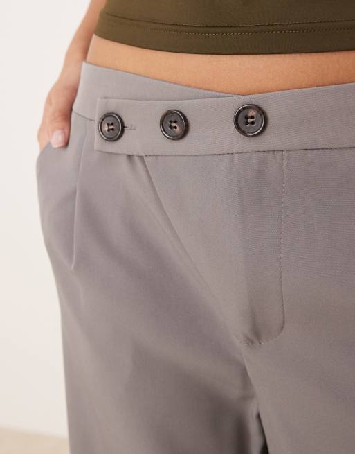 Pantalones grises de pernera ancha con tapeta de botones asimétrica de JDY Petite, 5 de 5