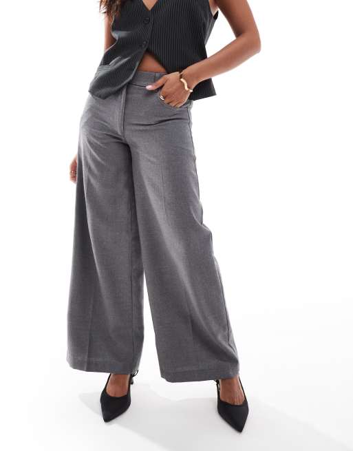 Pantalones grises de pernera recta holgada con detalle de 5 bolsillos de ASOS DESIGN Petite, 2 de 5