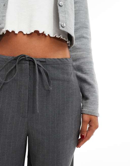 Pantalones grises elásticos con raya diplomática y lazada