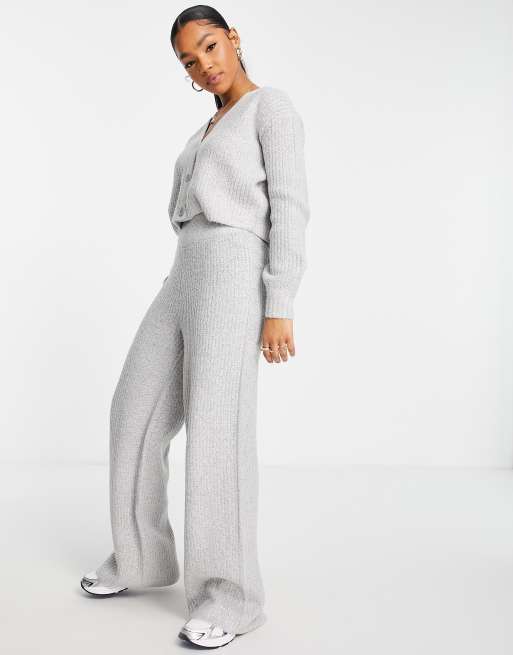 Pantalones grises jaspeados con pernera ancha de punto de ASOS DESIGN (parte de un conjunto)