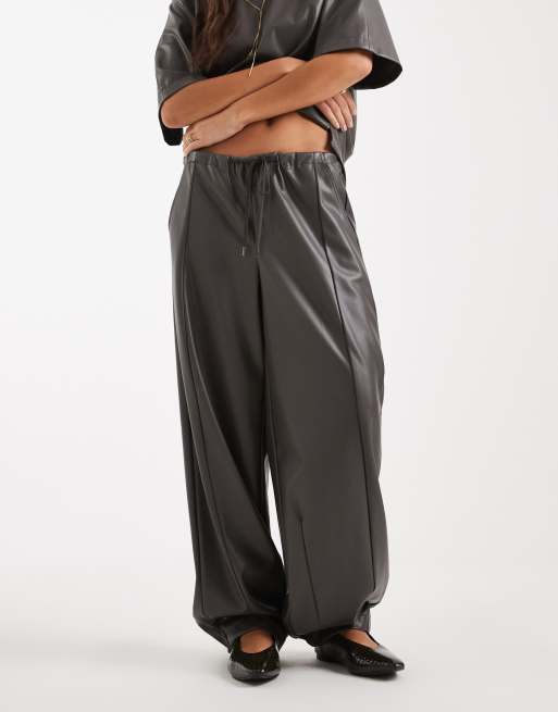 Pantalones grises sin cierres de pernera barrel de cuero sintético de ASOS DESIGN (parte de un conjunto), 2 de 4