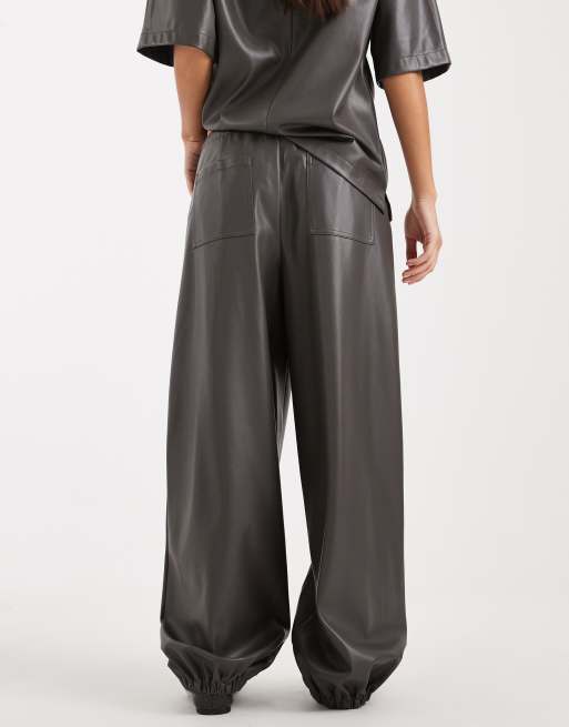 Pantalones grises sin cierres de pernera barrel de cuero sintético de ASOS DESIGN (parte de un conjunto), 4 de 4
