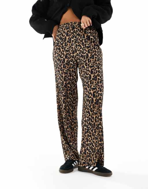 Pantalones holgados sin cierres con estampado animal de ONLY