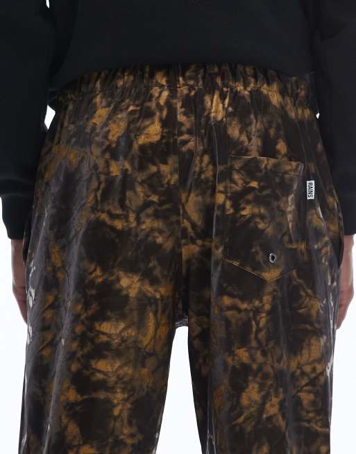 Pantalones impermeables con estampado abstracto fangoso y cordón ajustable 18560 de Rains, 4 de 5