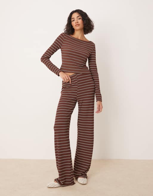 Pantalones marrón chocolate a rayas de pernera ancha de ASOS DESIGN (parte de un conjunto)