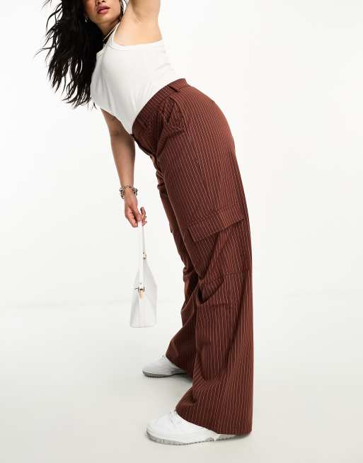 Pantalones marrón chocolate cargo de talle alto con raya diplomática Del de DTT Plus
