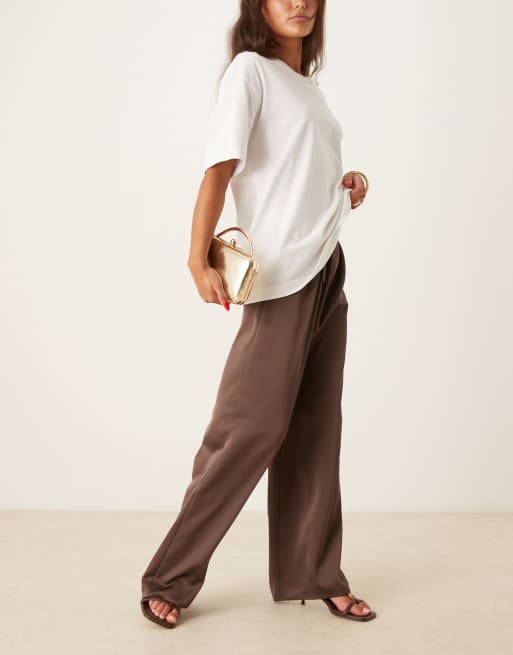 Pantalones marrón chocolate con cordón ajustable de satén de Pretty Lavish, 2 de 4