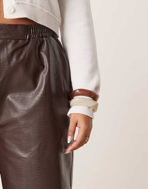 Pantalones marrón chocolate de corte barrel sin cierres de cuero sintético de ASOS DESIGN Curve, 3 de 5