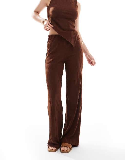 Pantalones marrón chocolate de pernera ancha de canalé de Vero Moda (parte de un conjunto), 2 de 5